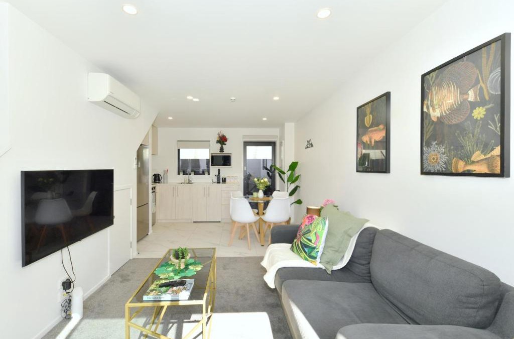 Christchurch City Centre Apartment | Spacious 2BR Townhouse with Yard Wilmer Street