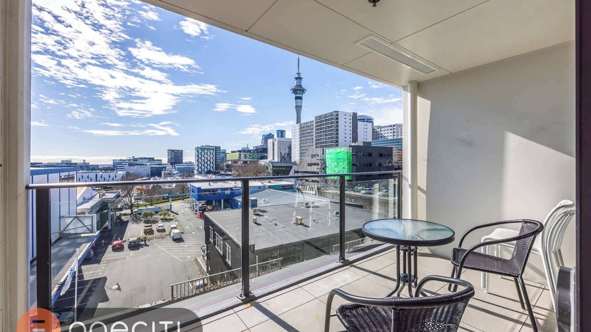 Auckland Central Business District Apartment | Spacious 3BR in Auckland CBD w Parking, City Views