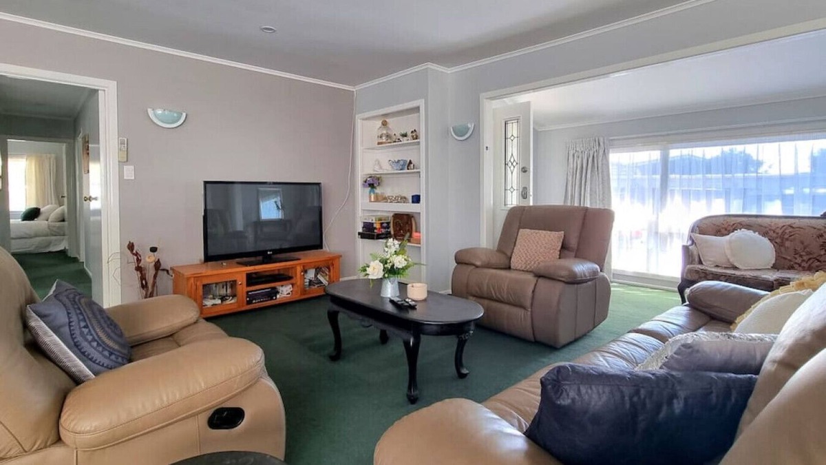 Pakuranga Heights House | Spacious 4 - Bedroom Home With Free Parking