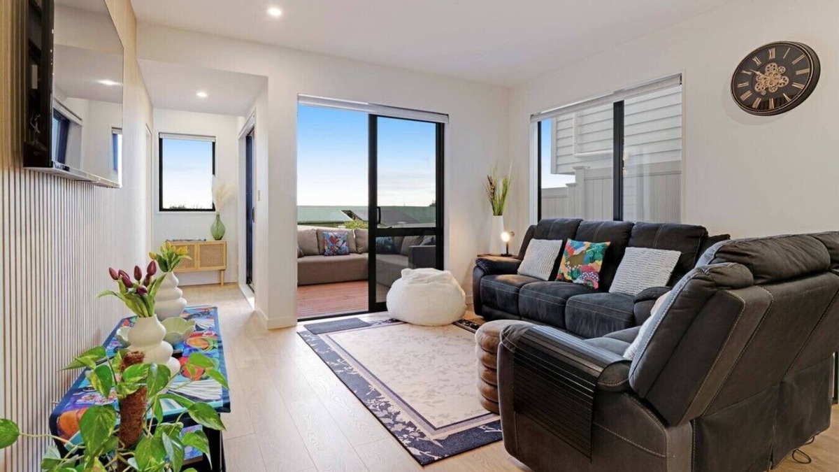 Mangere Villa | Spacious 4BR Family Haven with Air-con & Parking