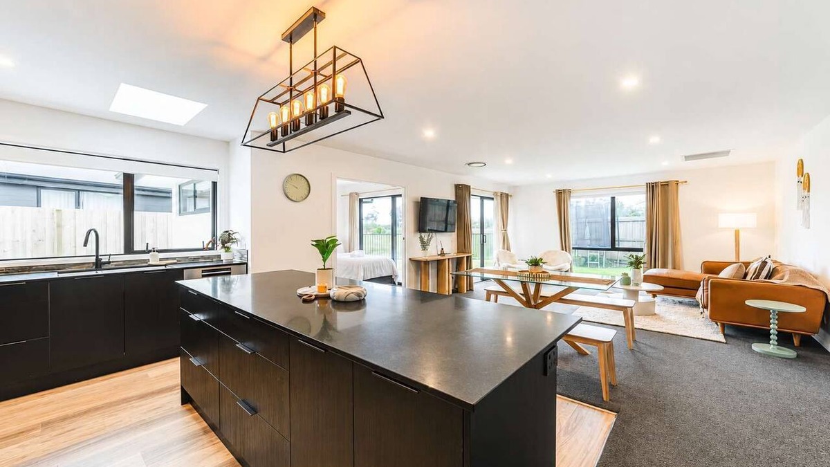 Hoon Hay House | Spacious 4BR Home | Spa and Two Lounges + Games