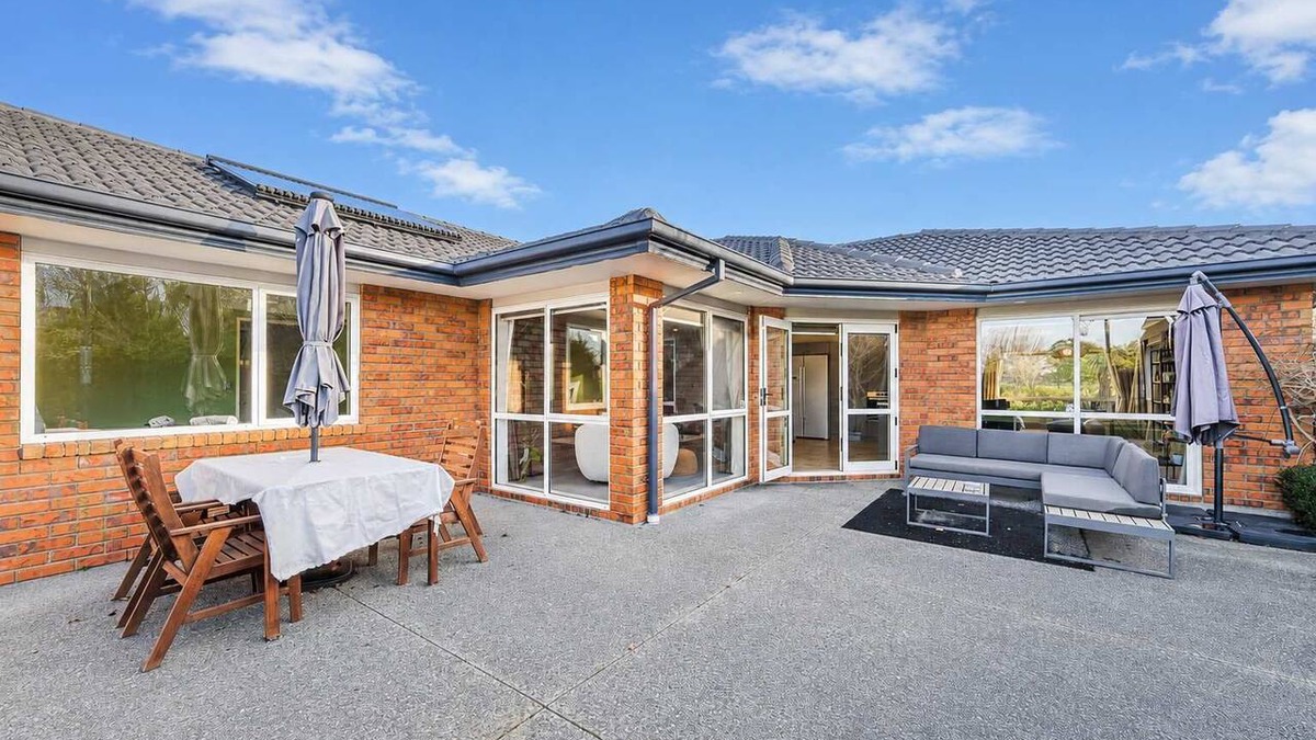 Halswell House | Spacious 4BR Retreat | Halswell Domain Park & Lake Views