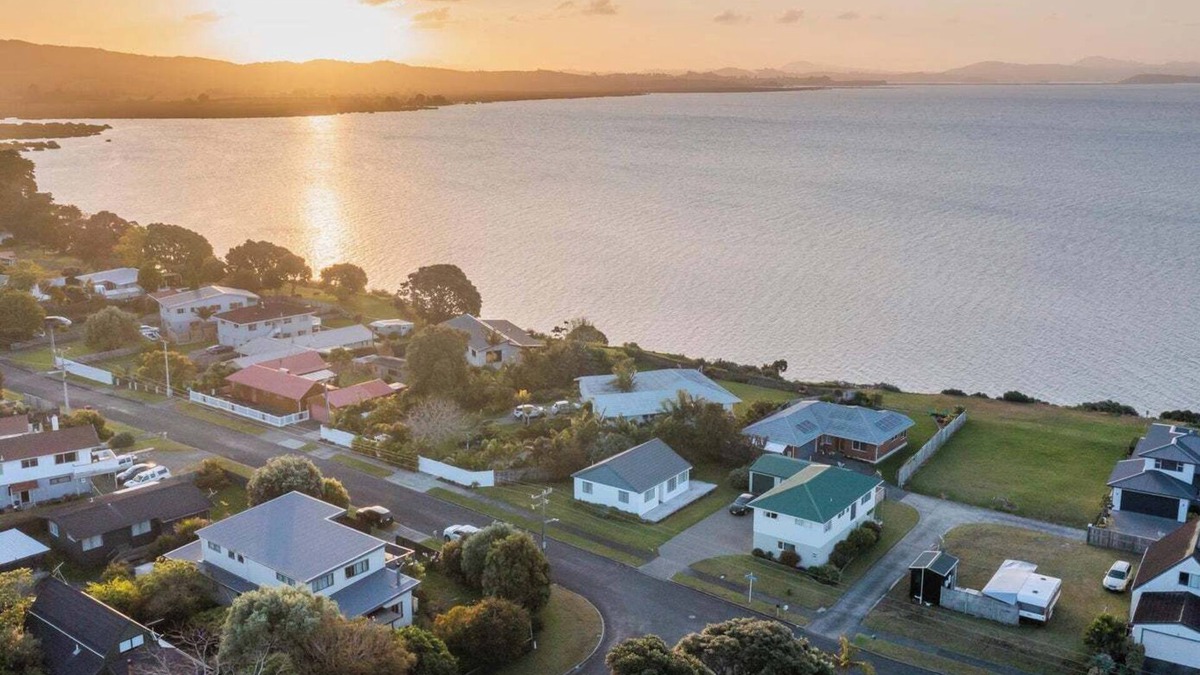 One Tree Point House | Spacious 5-bedroom house in delightful One Tree Point