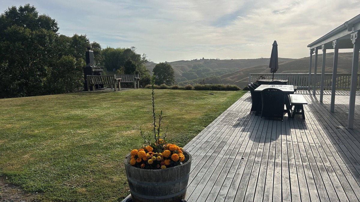 Onewhero Other | Spacious 5-bedroom farmhouse in picturesque Onewhero