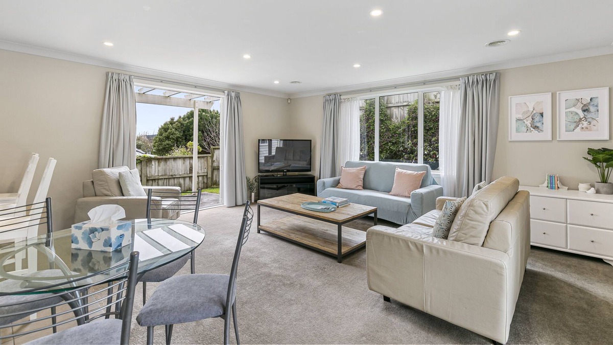 Johnsonville House | Spacious 5 bedroom with Garage * FIFA World Cup Base!