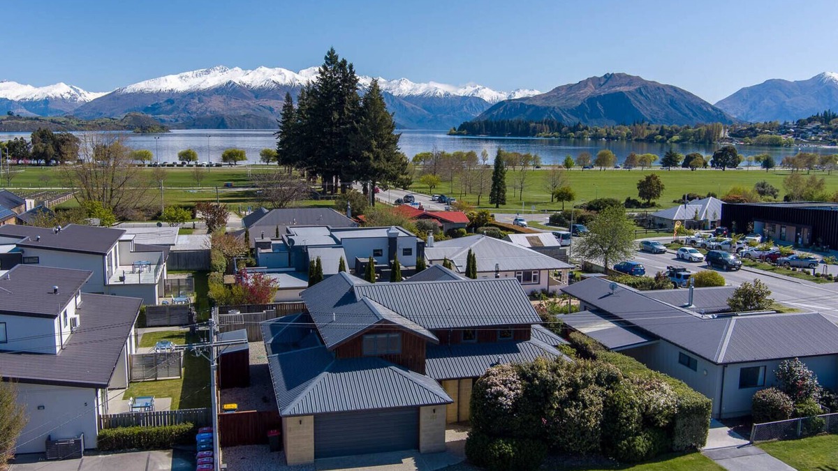 Wanaka House | Spacious 5BR Family Retreat - Walk to Lake & Town