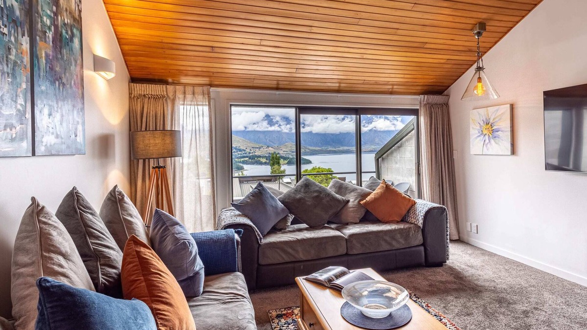 Fernhill Apartment | SPACIOUS ALPINE SPA LAKE VIEW TOWNHOUSE