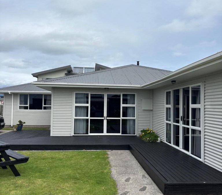 Westport House | Spacious beachside family home Carters Beach
