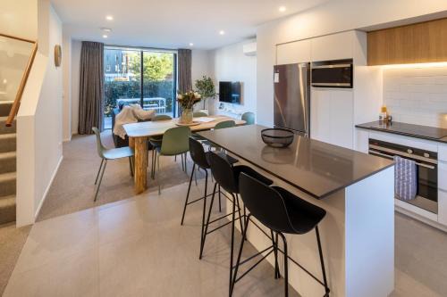 Christchurch City Centre Apartment | Spacious CBD Family Townhouse - Stadium and Parking