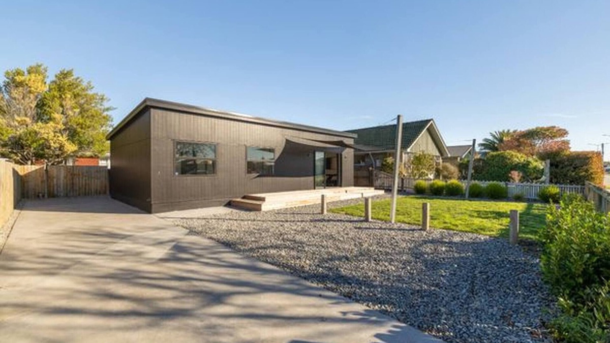 Linwood House | Spacious Christchurch Home, Sleeps 8, Free Parking