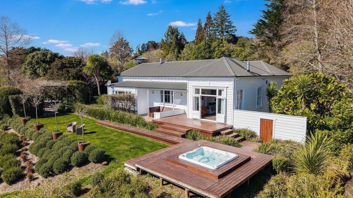 Bombay Villa | Spacious Country Retreat with Hot Tub, Fireplace, Sweeping Rural Views & Stream