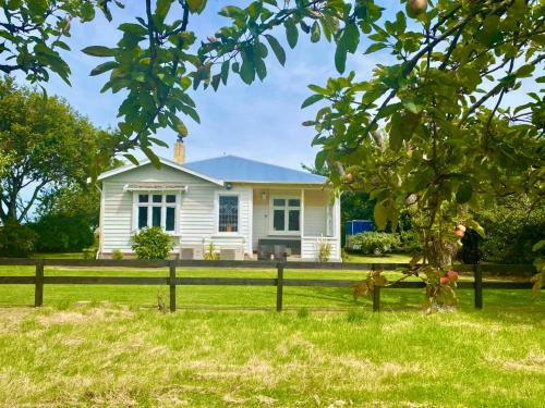 Waimatuku Villa | Spacious, Fully Equipped 3 Bedroom Country Farmhouse , Peaceful Setting Near the Beach and Town