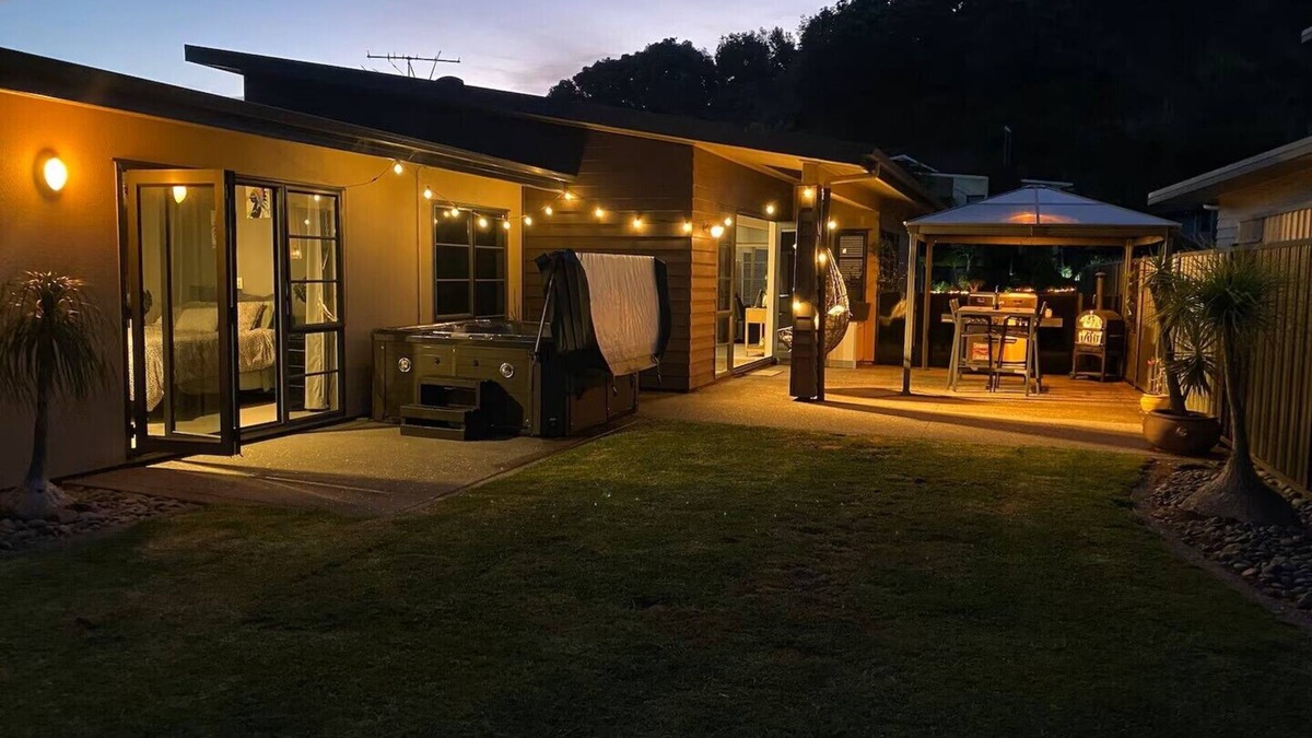 Ohope House | Spacious Home with Spa Sleeps - 12 in Ōhope. 2min walk to Harbour, 5min to Beach