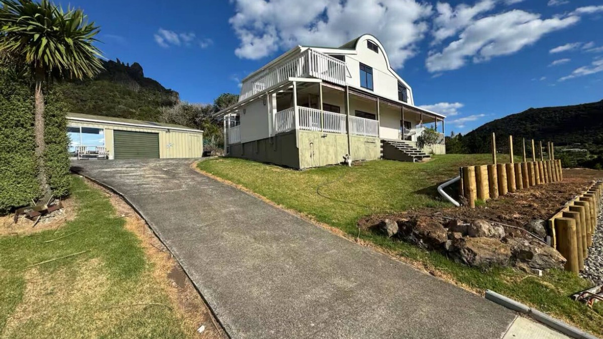 Whangarei Heads House | Spacious Kiwi bach with harbour views
