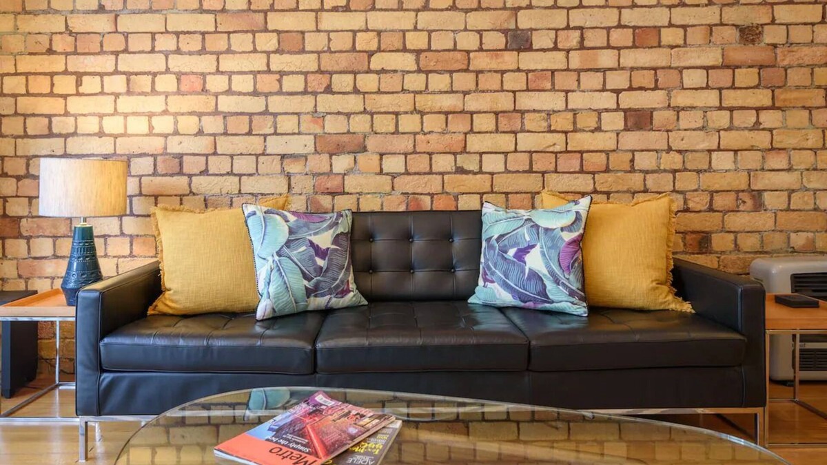 Auckland Central Business District Apartment | Spacious Light-filled Central Character Apt - so close to Britomart and the Uni!