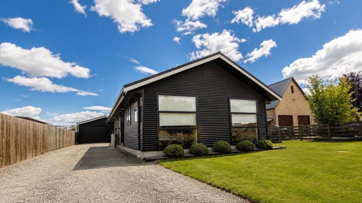 Twizel House | Spacious Modern Family Home with Summer Sleepout