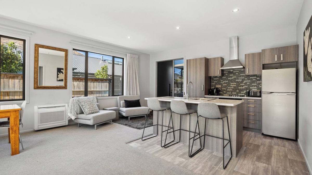 Lower Shotover House | Spacious modern well appointed 3 bed 2 bath house