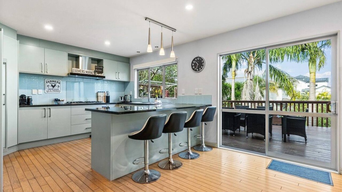 Greenhithe House | Spacious Greenhithe Sanctuary | Air-Con and Deck