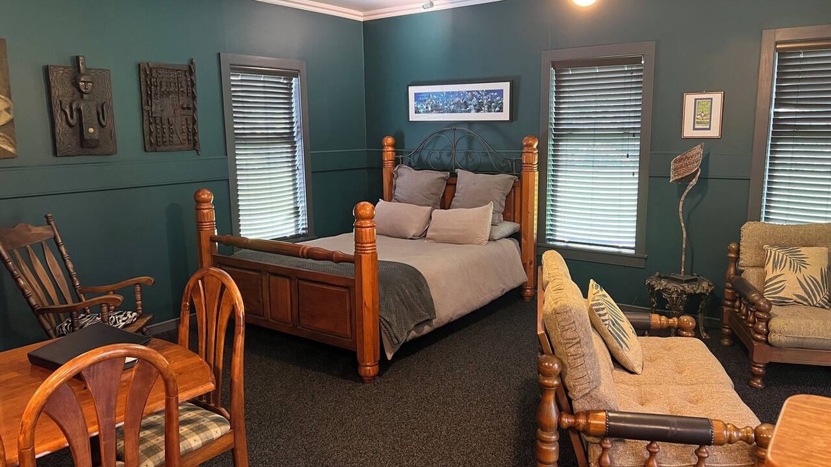 Otaki Cottage | Spacious Retreat with Hot Tub. Great for families!