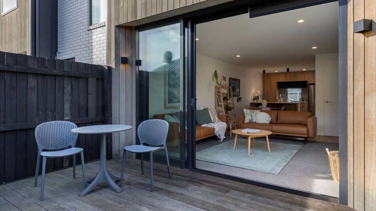 Saint Albans House | Spacious St Albans Stay – Near CBD, Garage + BBQ