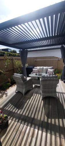 Silverdale House | Spacious Studio with Terrace Near Orewa Beach