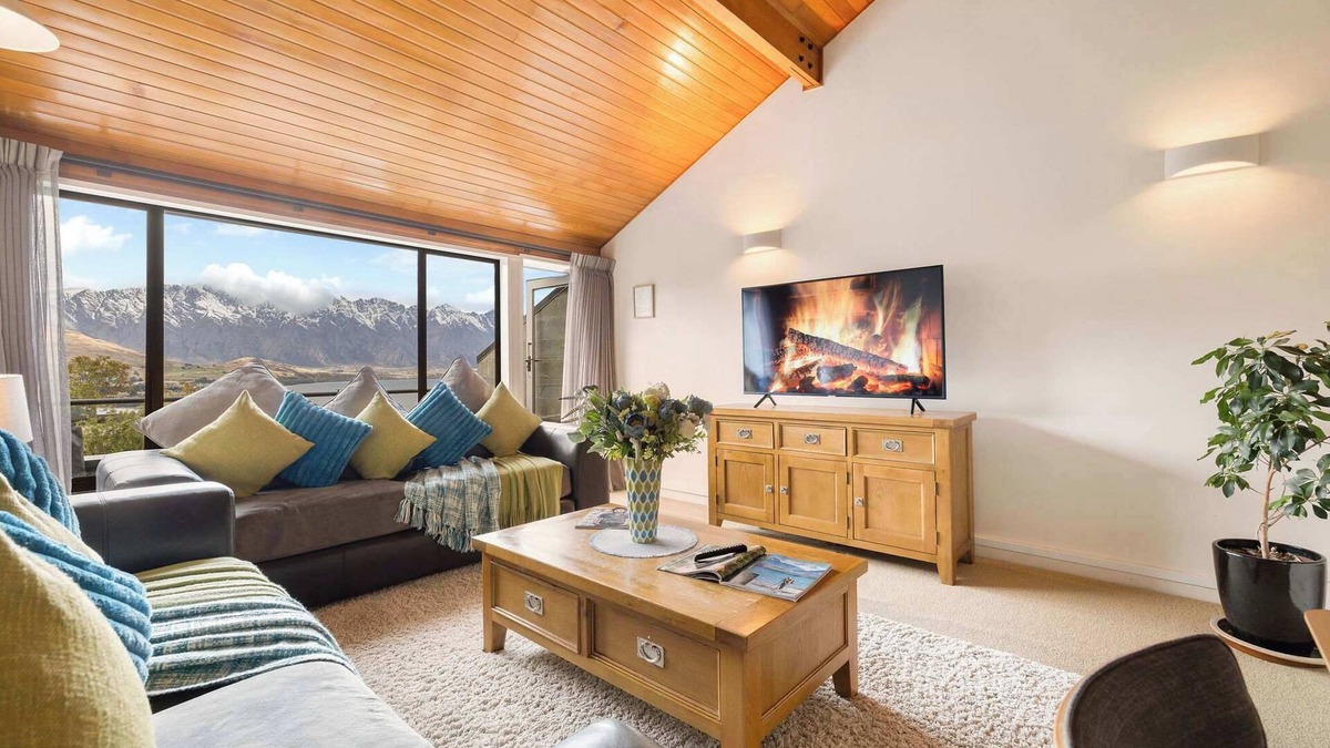 Fernhill House | SPACIOUS TOWNHOUSE INCREDIBLE ALPINE LAKE VIEWS