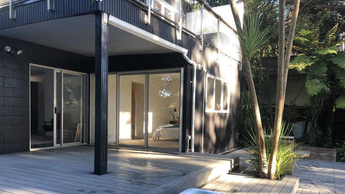 Auckland House | Spacious Tranquil Herald Island House in the Trees