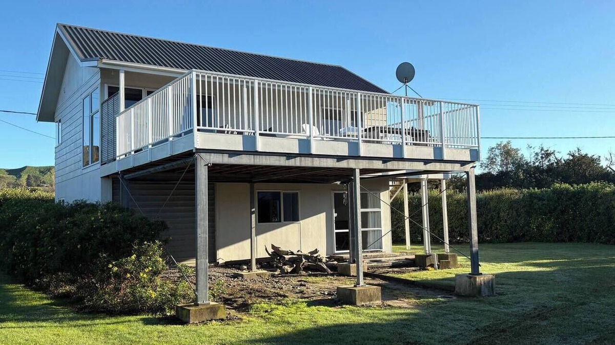 Waimarama House | Spacious Waimārama Beach House with Large Deck