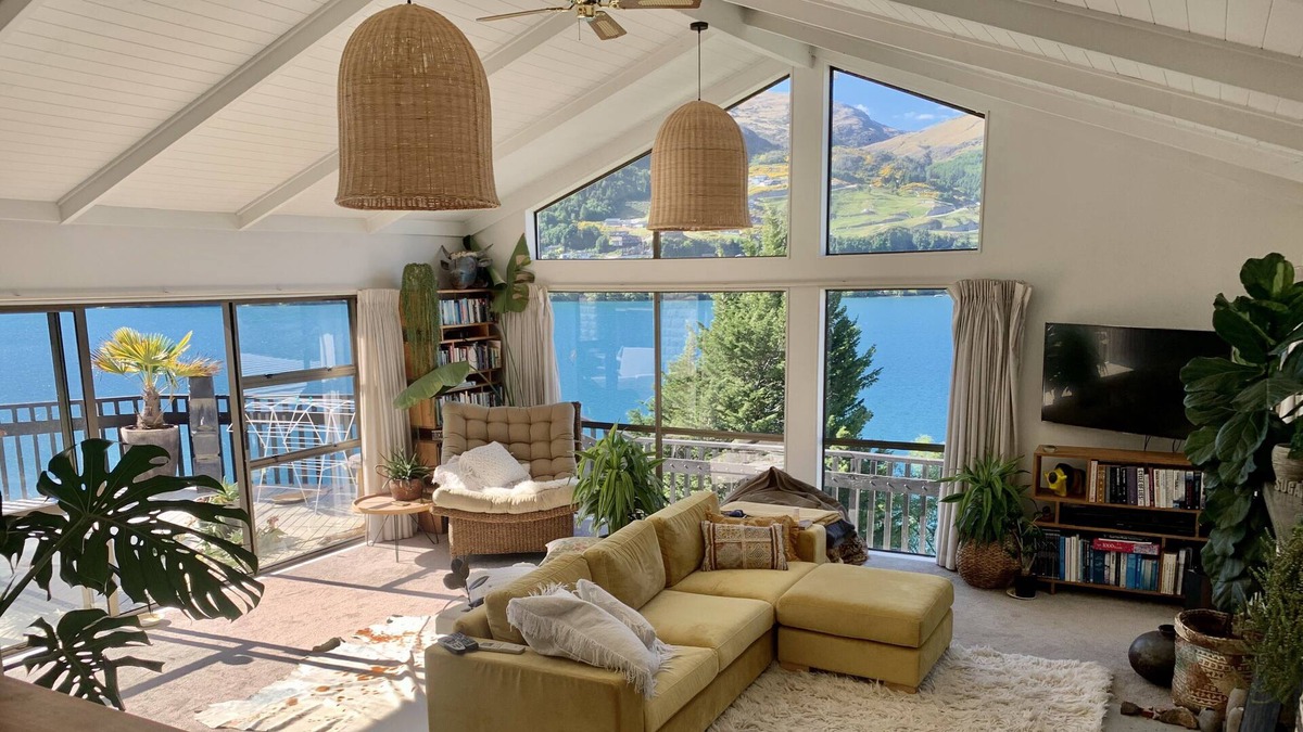 Kelvin Heights House | Spacious Waterfront Queenstown Home
