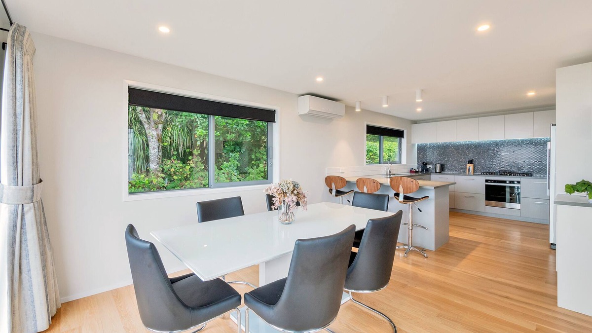 Waiatarua House | Spectacular Hilltop Retreat near Piha