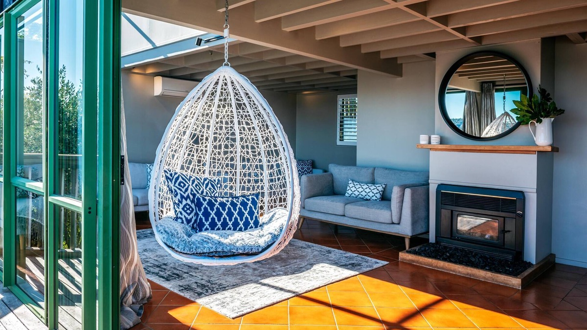 Surfdale House | Spinnaker Watch - A relaxed coastal retreat with breathtaking views to Auckland City. Spinnaker Watch offers spacious living, linen furnishings, sunny decks, and a short walk to the beach the perfect Waiheke escape for couples or small groups.