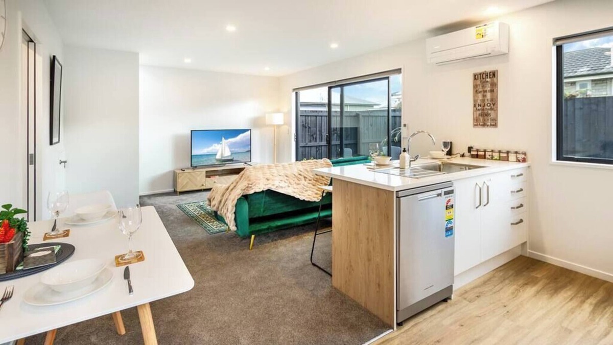 Saint Albans House | St Albans 2 bed 1.5 bath w/ off-street Carpark