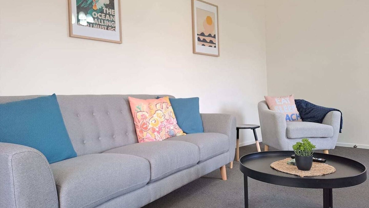 St. Clair Apartment | St Clair Stay – Walk to the Surf - 1 bedroom