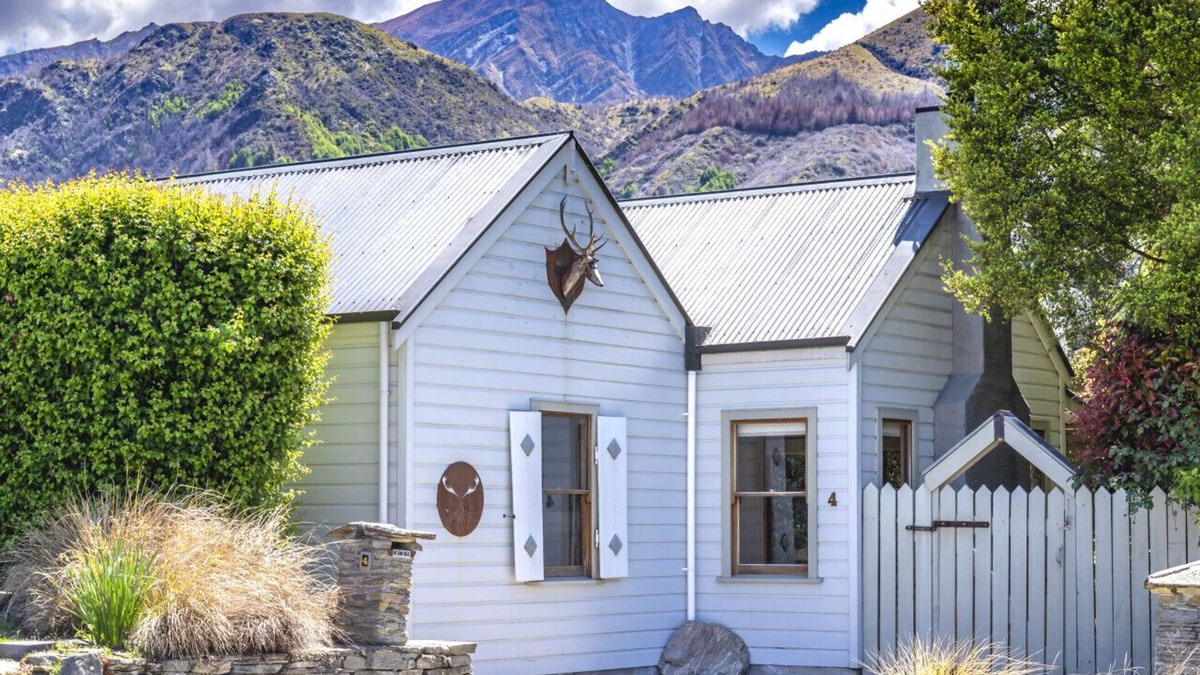 Arrowtown Apartment | Stags head Cottage, Arrowtown Holiday Home