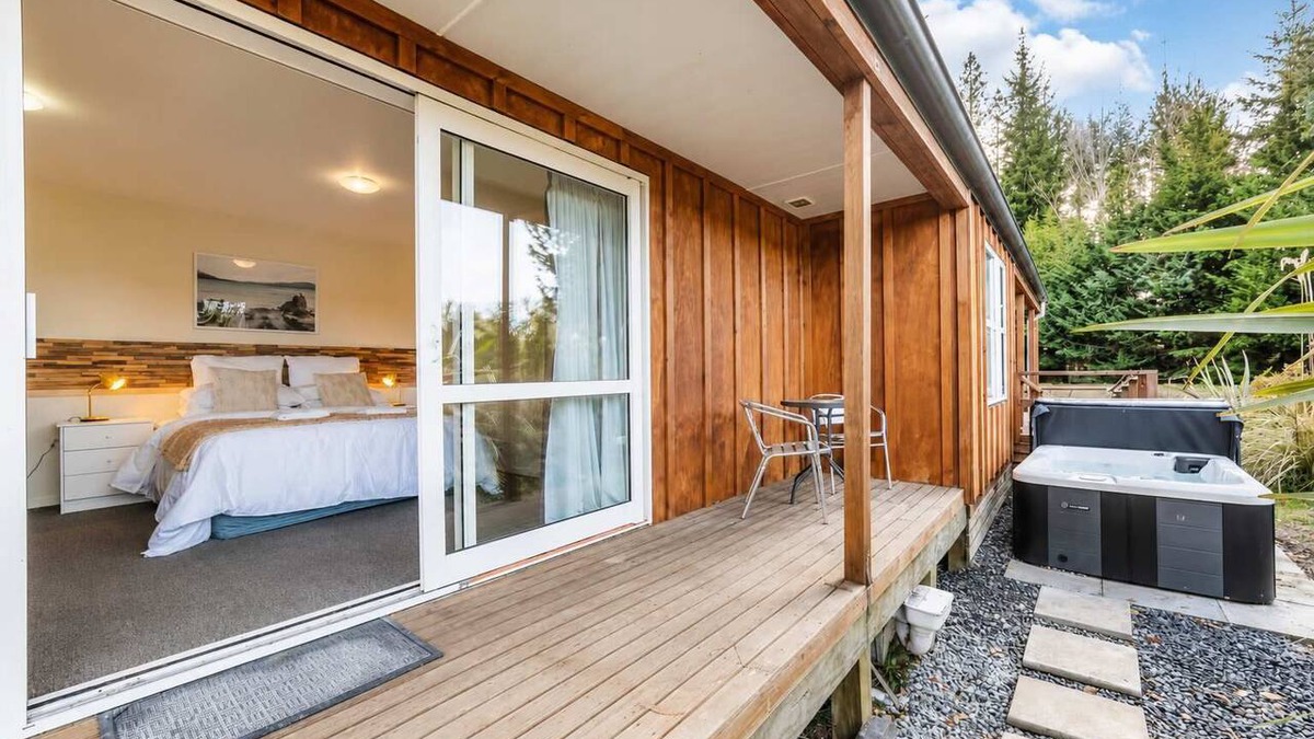 Tekapo House | Stargazing | 2BR + Hot Tub + Parking | Near Church