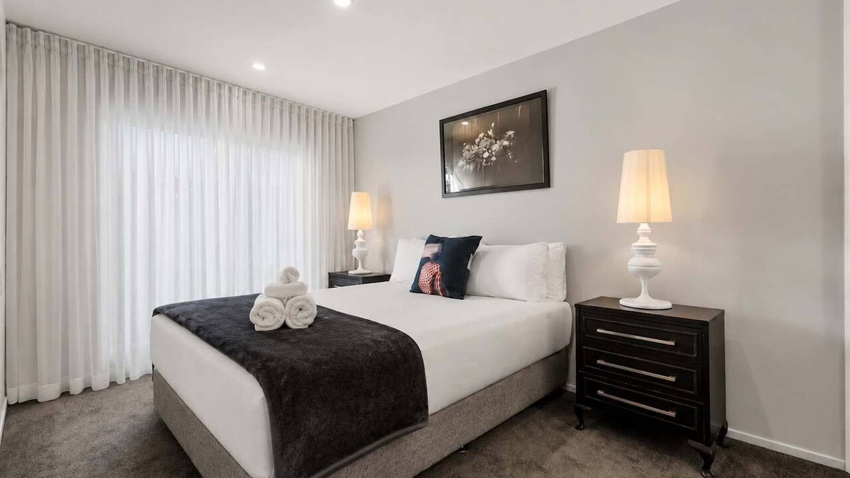 Hamilton Apartment | Stay Central | Park Securely | Relax Completely