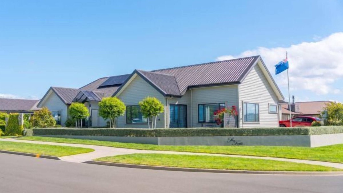 Wharewaka House | Stay Taupo - with Hot Tub