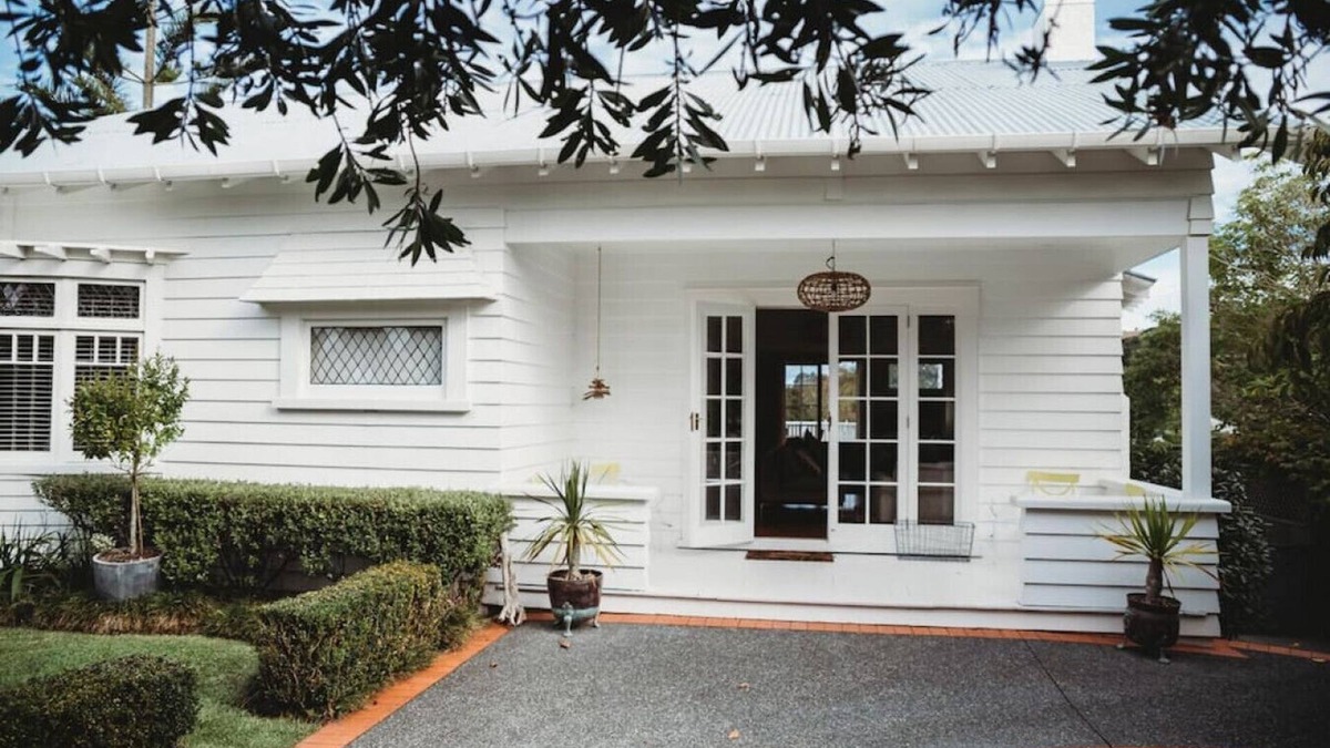 Oneroa House | Step into this beautiful vintage villa and relax – your holiday has begun.