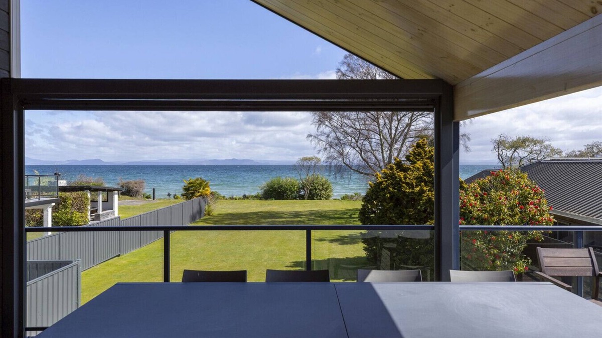 Waitahanui House | Still Water Retreat - idyllic and tranquil location on lake edge
