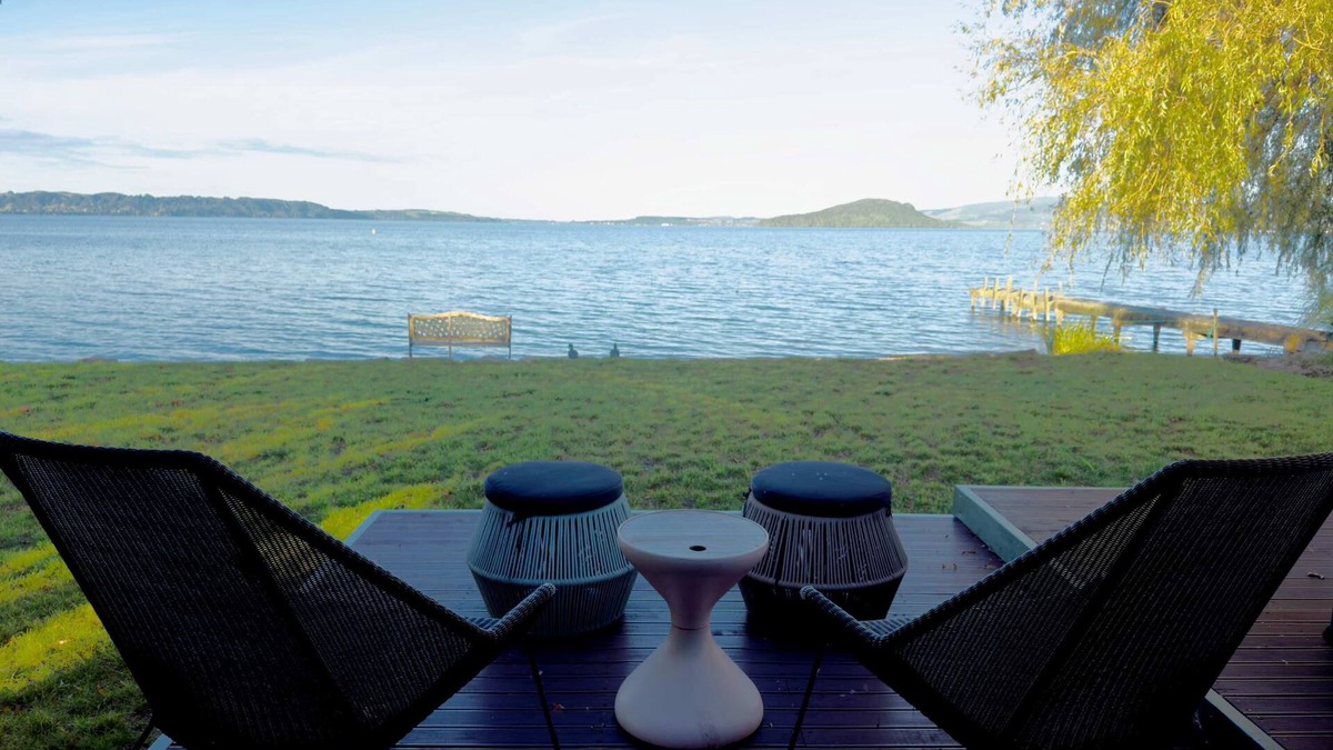 Ngongotaha House | Stillwater Cottage - Lakefront, Spa & Kayaks