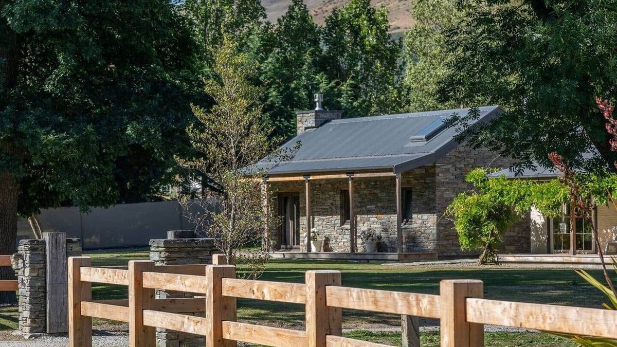 Arrow Junction Cottage | Stone Cottage with Fireplace