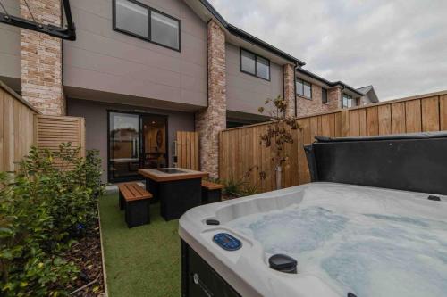Addington House | Stones Throw From the Stadium & Hot Tub
