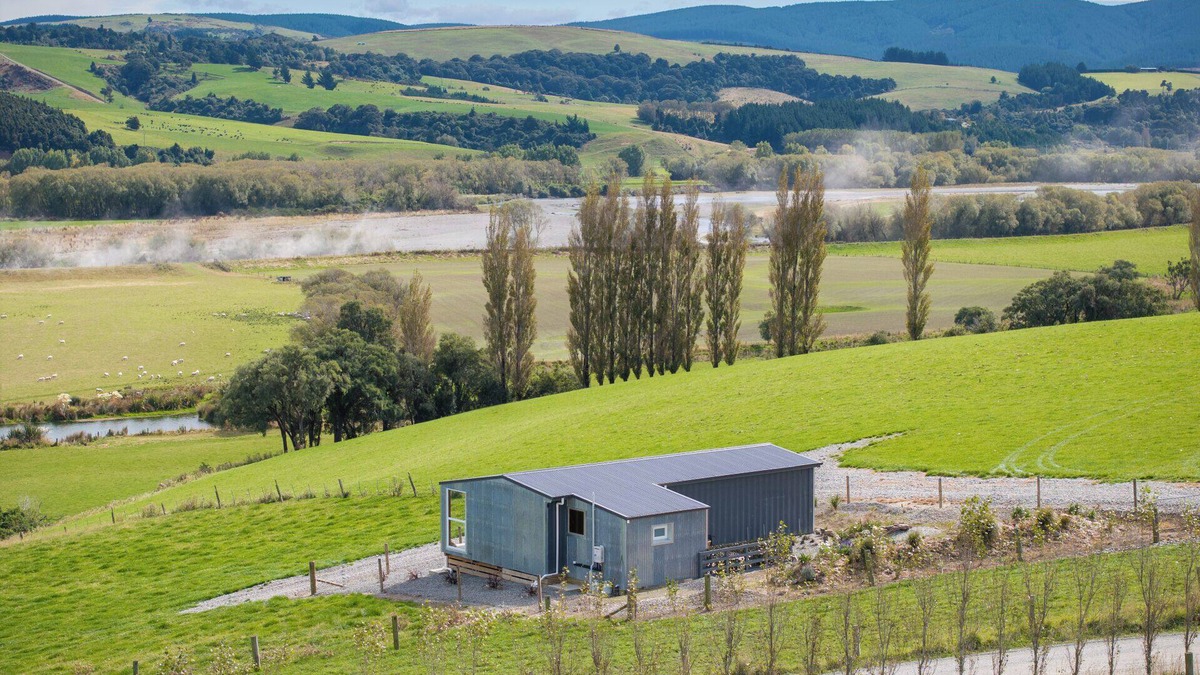 Benmore House | Strathvale River Cottage - Winton Holiday Home
