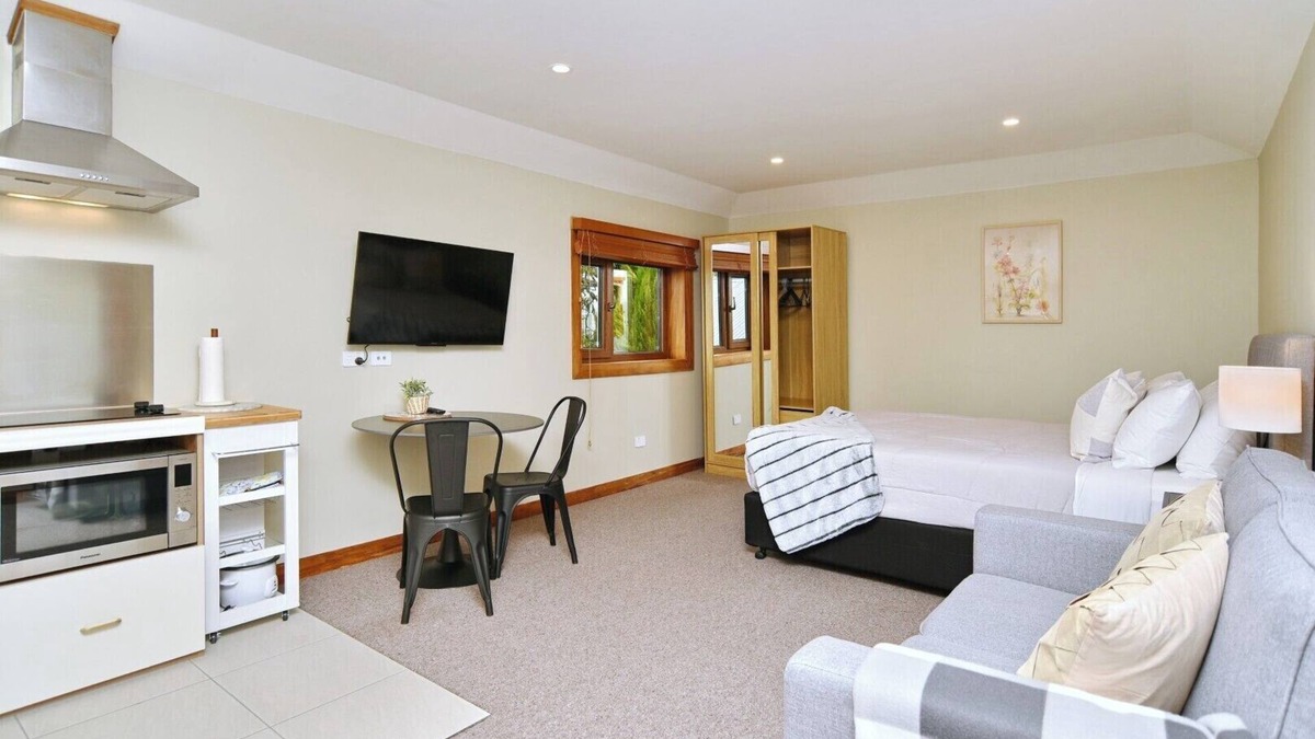 Fendalton Apartment | Studio 85 – Chic Retreat with EV Charger