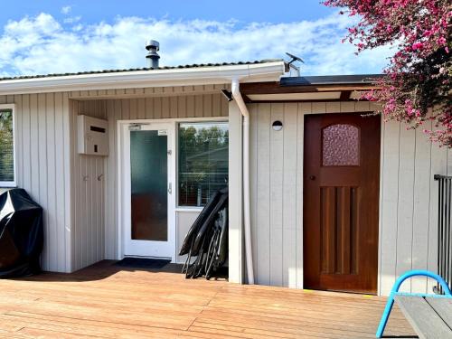Richmond Apartment | Studio Twenty5, Unique Poolside Retreat Near Nelson