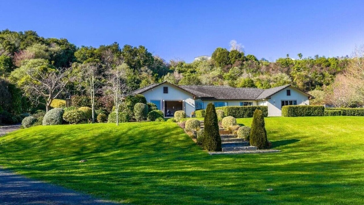 Tikitere House | Stunning and Spacious 5-Bedroom Home in Rotorua