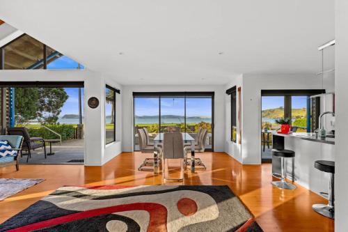 Kawakawa Bay House | Stunning Beachfront Home - 15 minutes to Clevedon