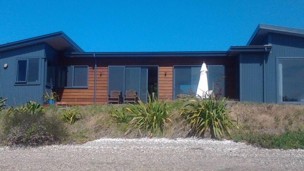 Mapua House | Stunning Bed and Breakfast on water edge
