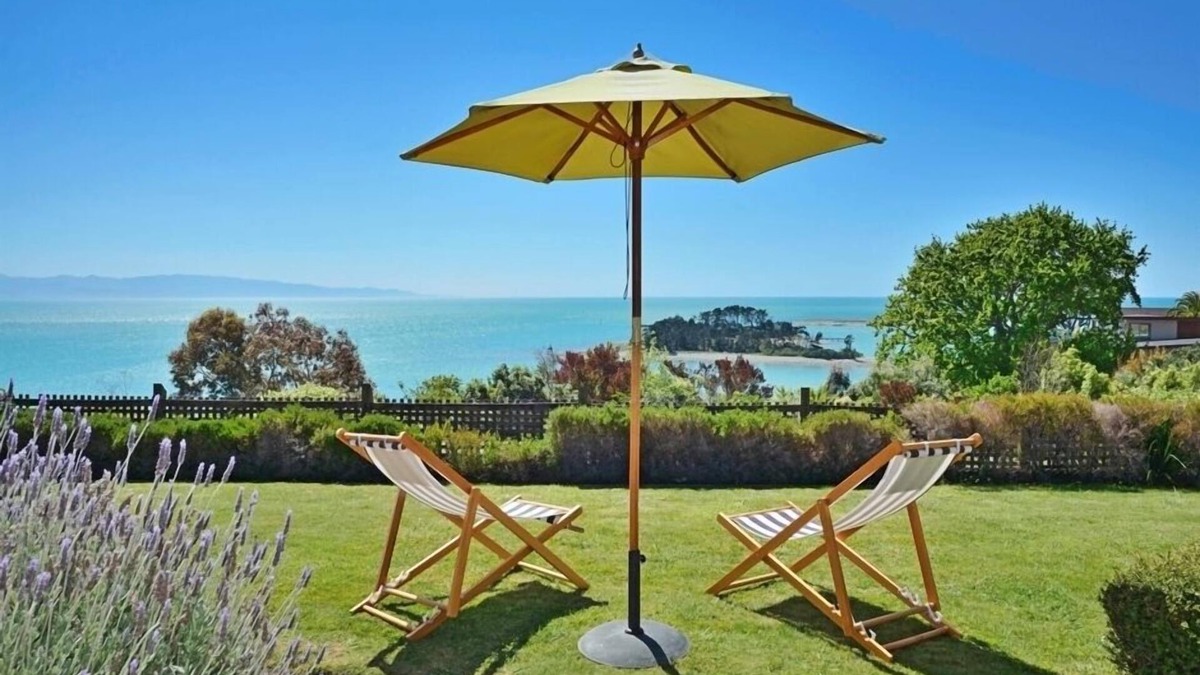 Nelson House | Stunning Cliff-top Retreat with views over Tasman Bay. Close to Beach & City!