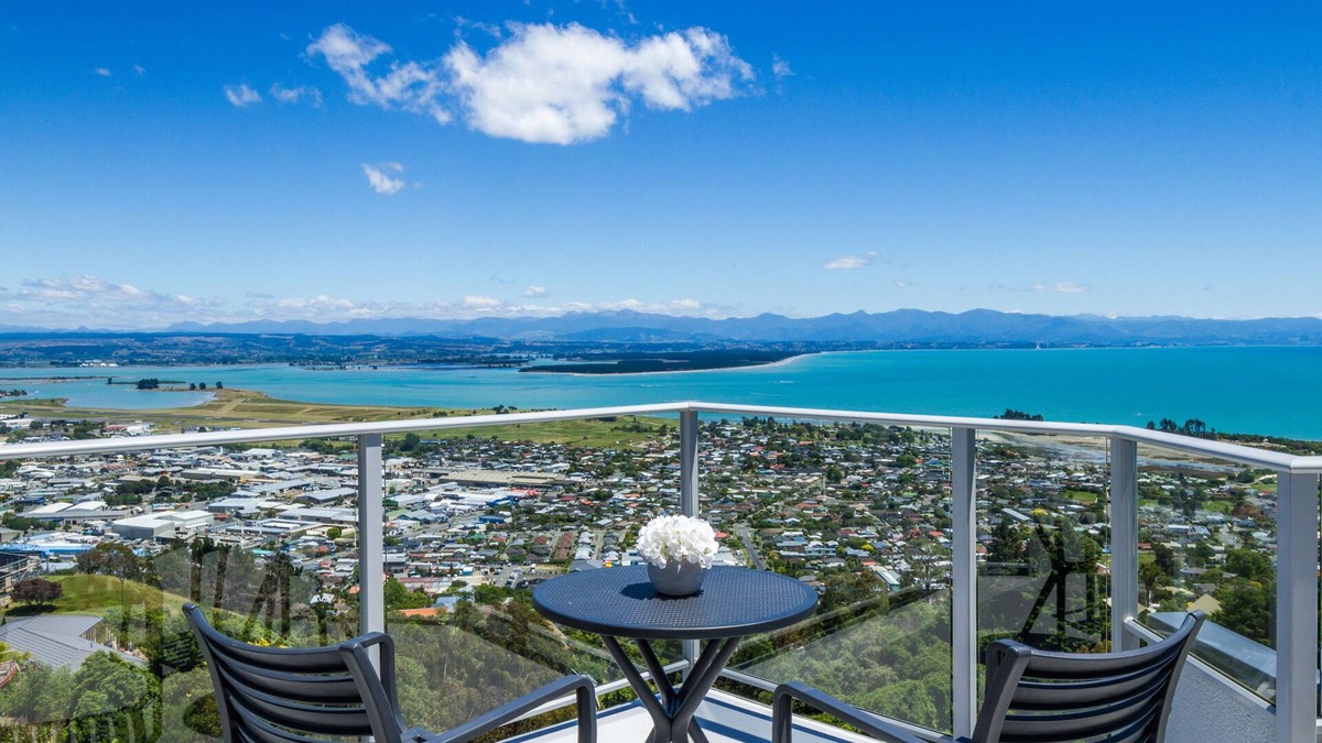 Nelson House | Stunning hill-top location, Sea Views and Spa Pool